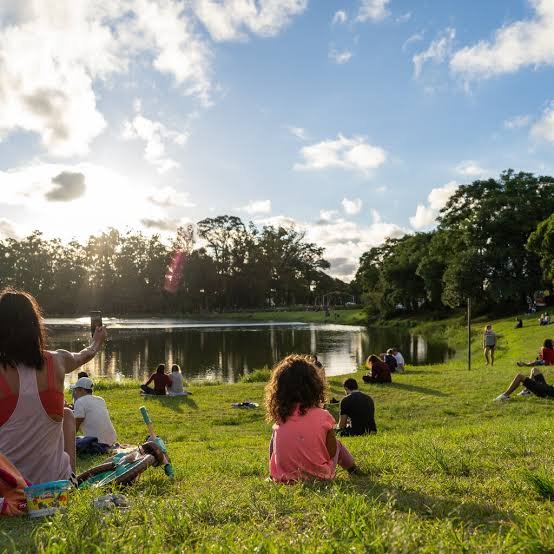Pessoas no parque em frente a um lago